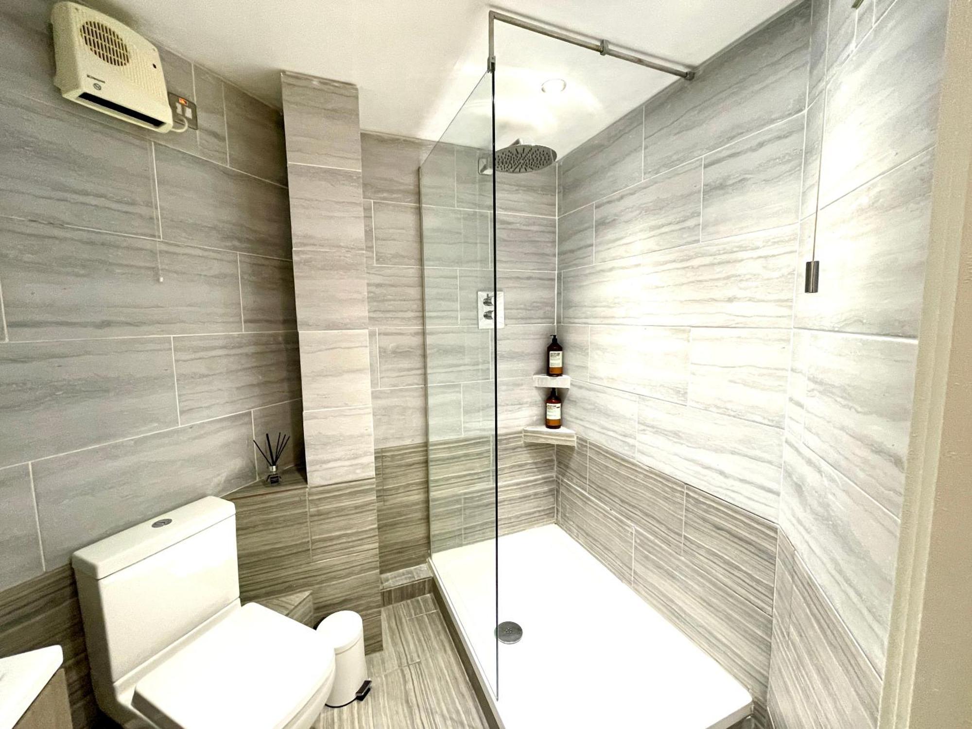 Rnm - Business Professionals Stay, Walsall City Centre, 2 Bedroom With Ensuite And Bathroom, Entire Place, Kitchen & Washroom With Amenities, Smart Tv, Easy Access, Fast Wifi, Parking Nearby, Great Transport Links ภายนอก รูปภาพ