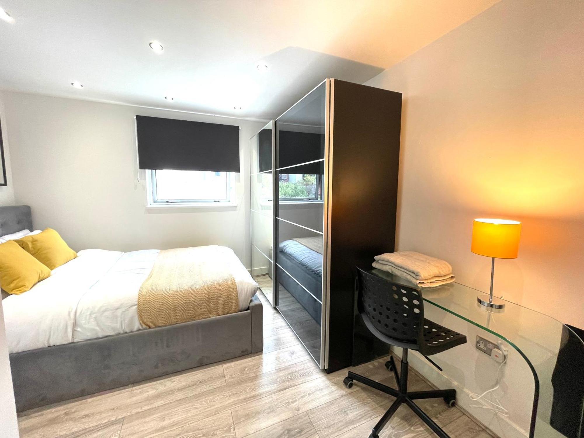 Rnm - Business Professionals Stay, Walsall City Centre, 2 Bedroom With Ensuite And Bathroom, Entire Place, Kitchen & Washroom With Amenities, Smart Tv, Easy Access, Fast Wifi, Parking Nearby, Great Transport Links ภายนอก รูปภาพ