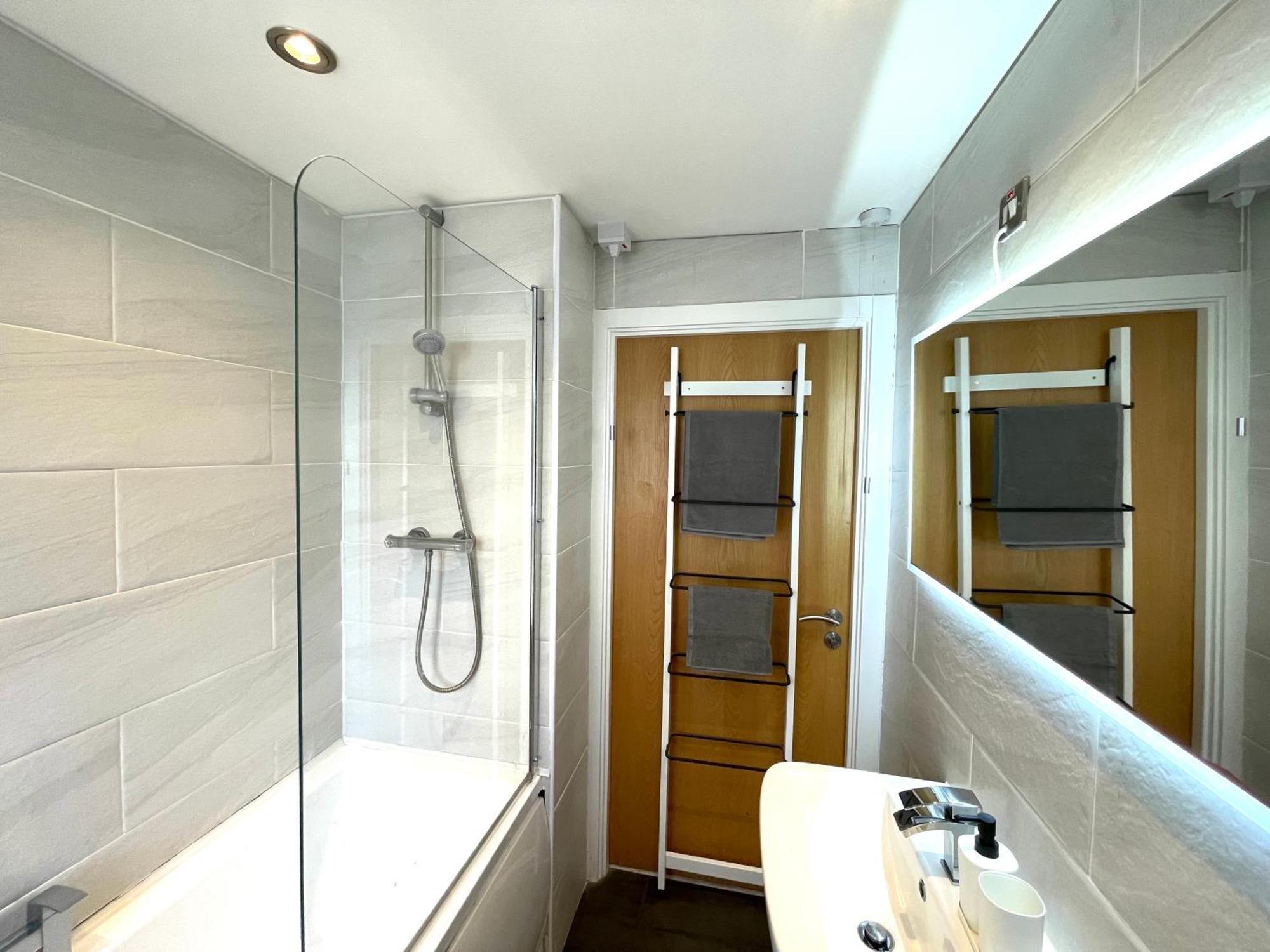 Rnm - Business Professionals Stay, Walsall City Centre, 2 Bedroom With Ensuite And Bathroom, Entire Place, Kitchen & Washroom With Amenities, Smart Tv, Easy Access, Fast Wifi, Parking Nearby, Great Transport Links ภายนอก รูปภาพ