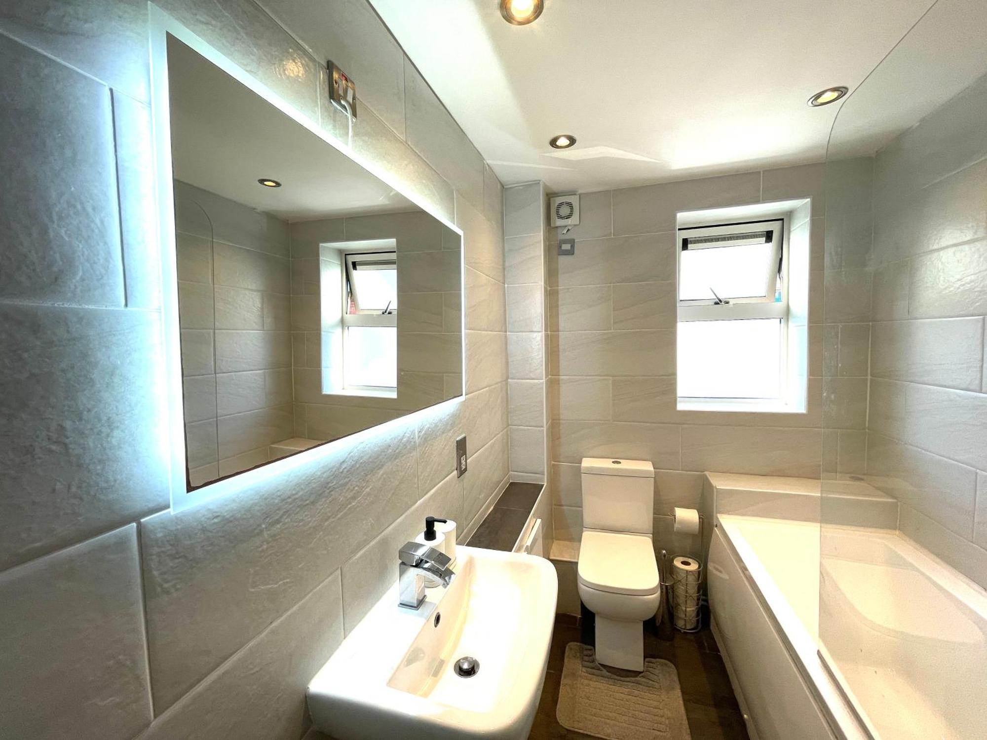 Rnm - Business Professionals Stay, Walsall City Centre, 2 Bedroom With Ensuite And Bathroom, Entire Place, Kitchen & Washroom With Amenities, Smart Tv, Easy Access, Fast Wifi, Parking Nearby, Great Transport Links ภายนอก รูปภาพ