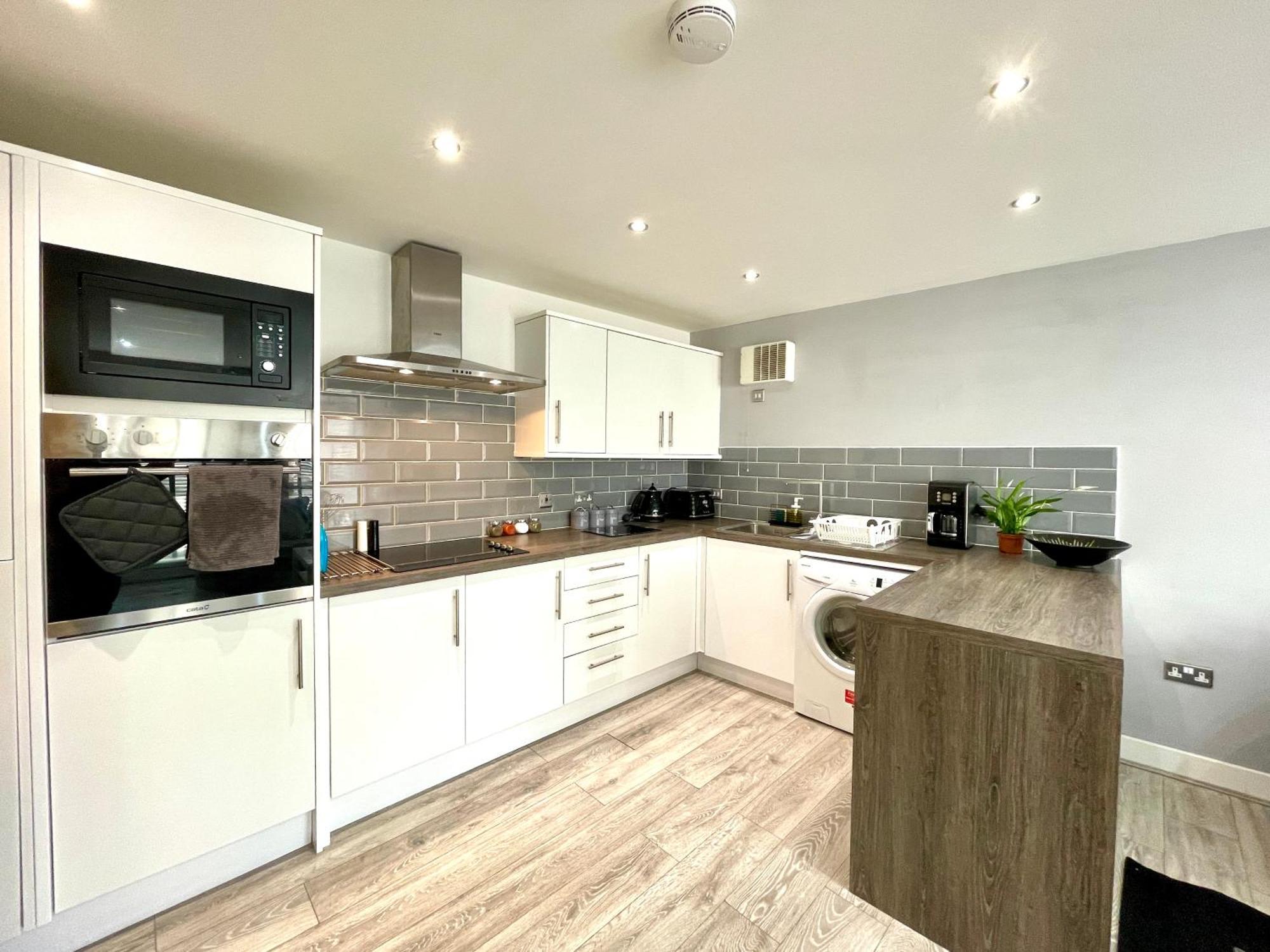 Rnm - Business Professionals Stay, Walsall City Centre, 2 Bedroom With Ensuite And Bathroom, Entire Place, Kitchen & Washroom With Amenities, Smart Tv, Easy Access, Fast Wifi, Parking Nearby, Great Transport Links ภายนอก รูปภาพ