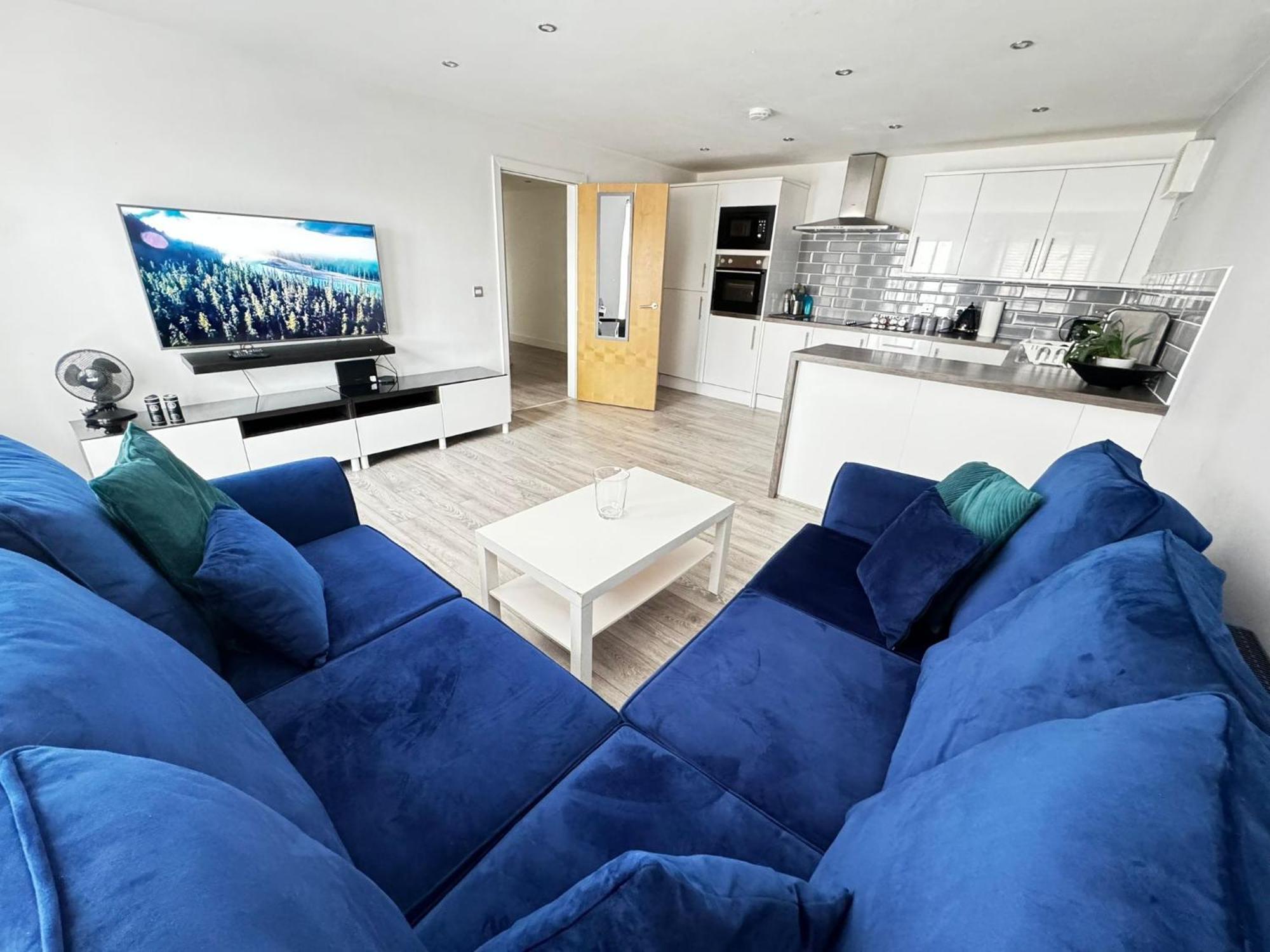 Rnm - Business Professionals Stay, Walsall City Centre, 2 Bedroom With Ensuite And Bathroom, Entire Place, Kitchen & Washroom With Amenities, Smart Tv, Easy Access, Fast Wifi, Parking Nearby, Great Transport Links ภายนอก รูปภาพ